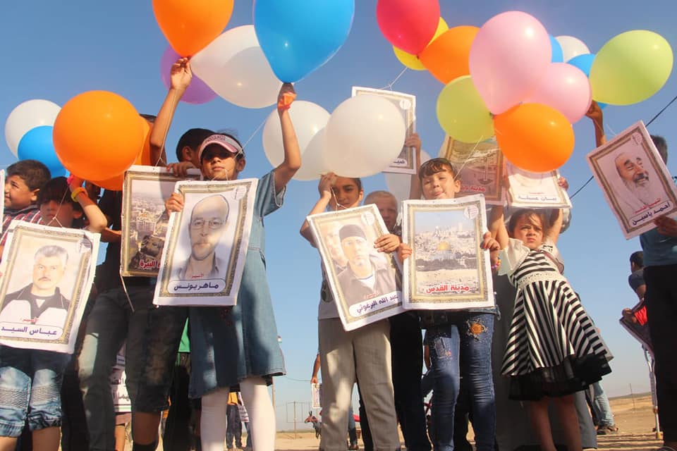 بالونات بصور شهداء وأسرى وفعاليات فنية شرق غزة