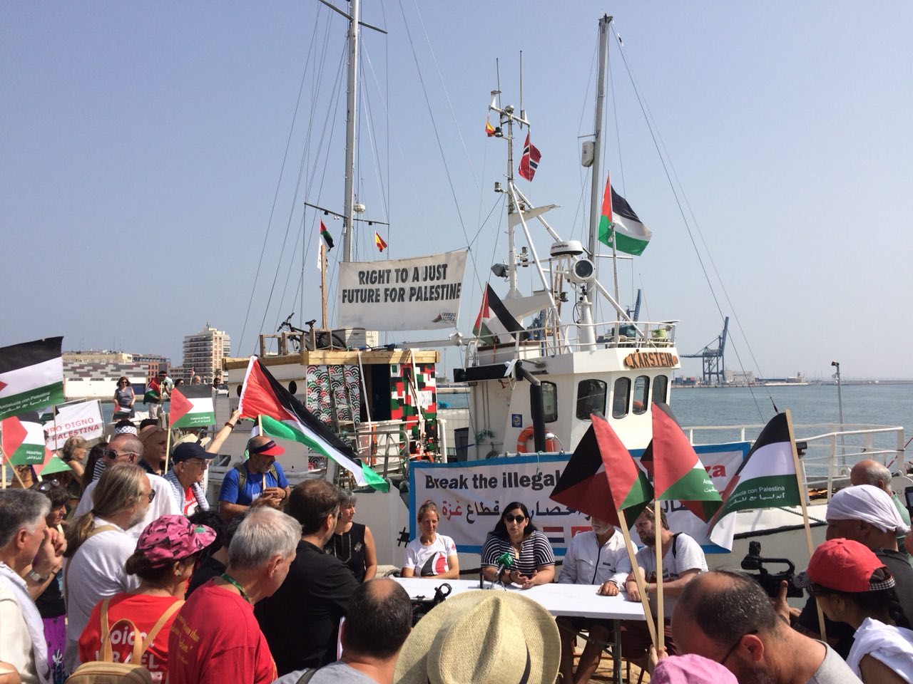 سفن كسر الحصار تواصل رحلتها إلى غزة