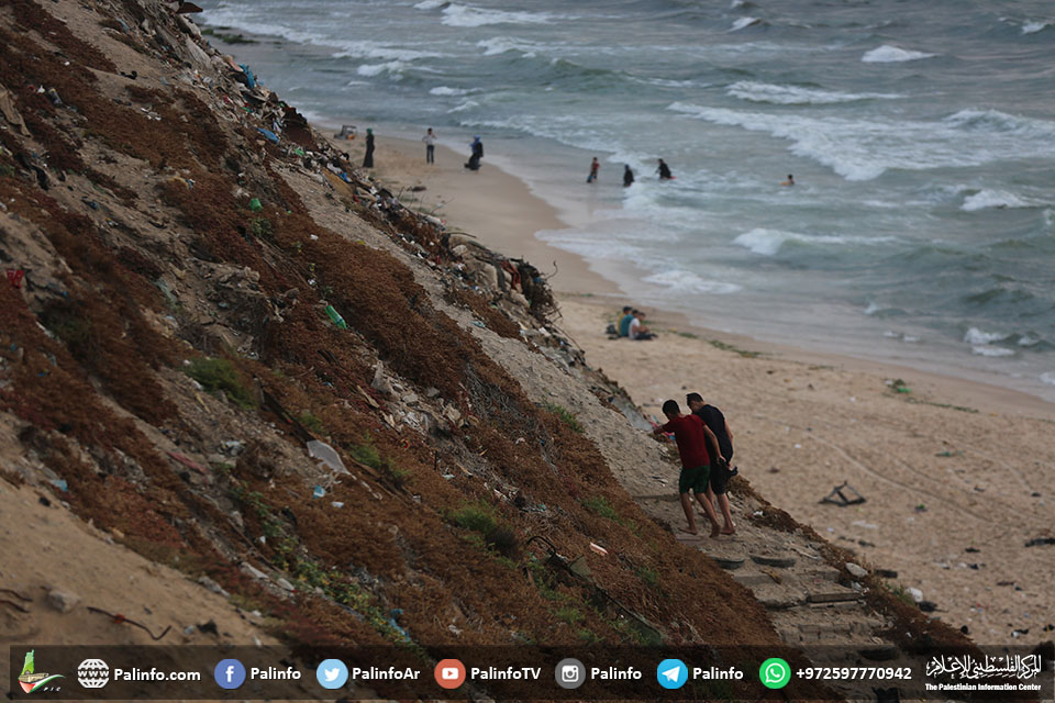 صور من شاطئ بحر مدينة دير البلح وسط قطاع غزة