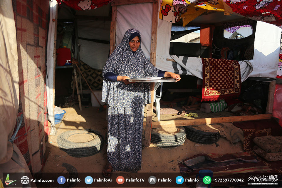 أسرة بغزة تعيش في خيمة وتكافح لمواجهة أعباء الحياة