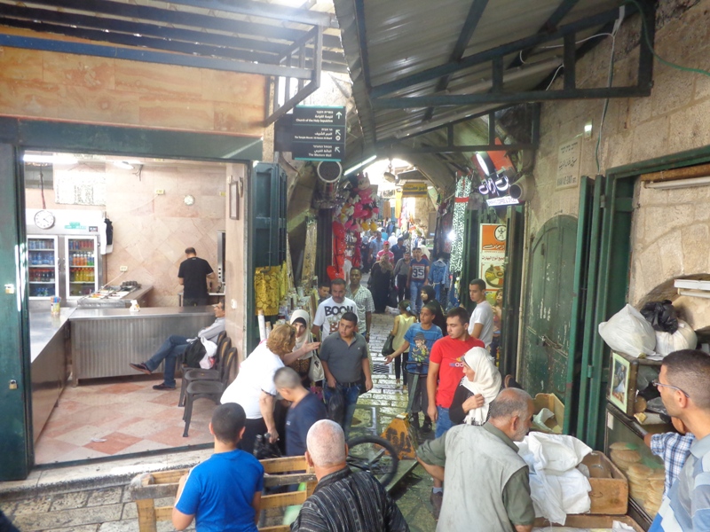 سوق خان الزيت.. واجهة مدينة القدس ومَعلَمٌ لجمالها