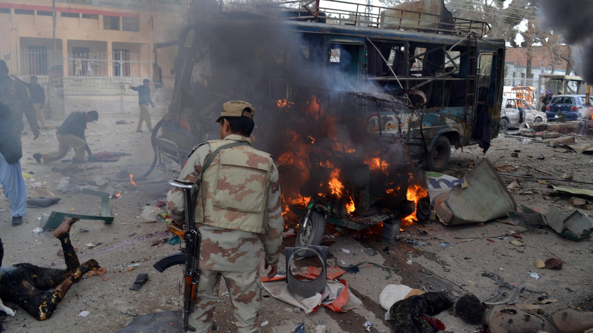 مقتل وإصابة 4 من أفراد الشرطة فى انفجار بباكستان