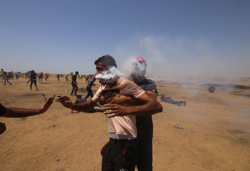 قنابل الغاز.. هكذا فتكت إسرائيل بالمتظاهرين بغزة قتلًا وجرحًا!