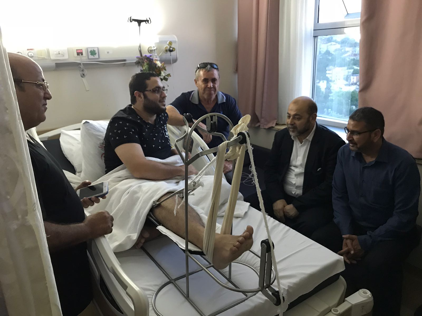 وفد من حركة حماس يزور جرحى مسيرة العودة بتركيا