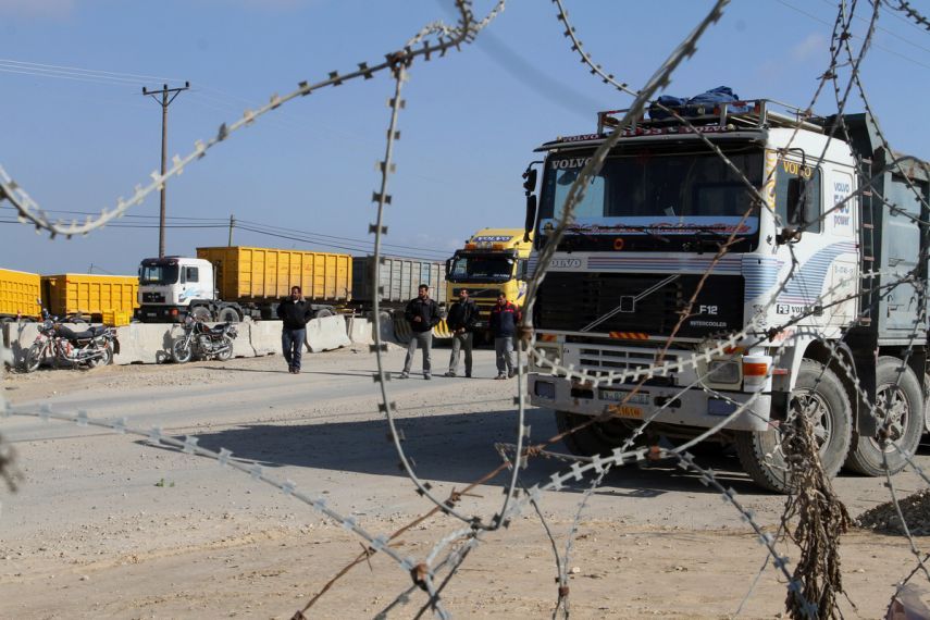 الاحتلال يفتح معبر كرم أبو سالم لإدخال الوقود