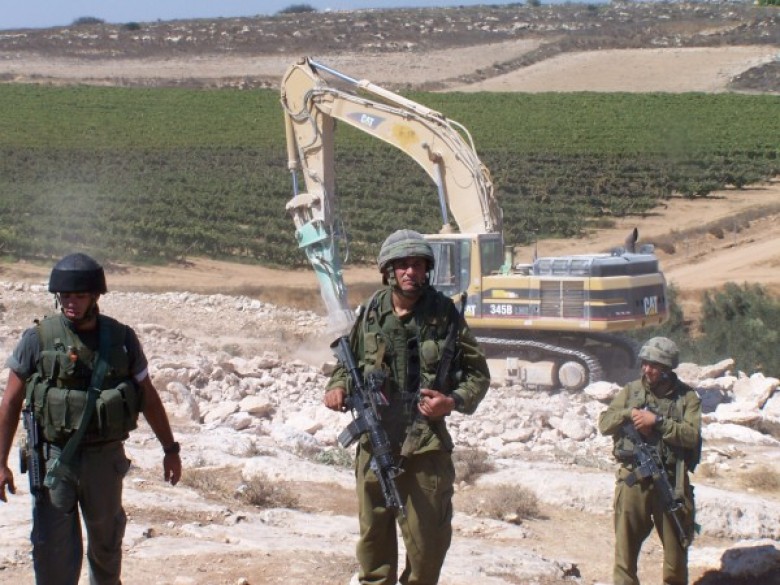 الاحتلال يجرف أراضي في قريتي سنيريا ومسحة جنوب قلقيلية