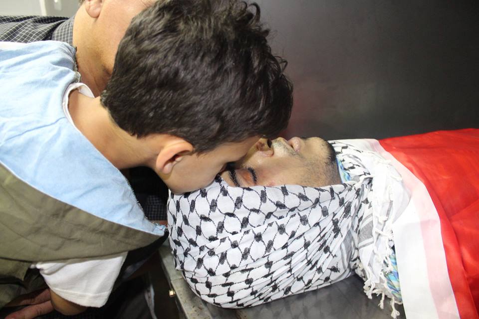 طفل الشهيد محمد مرشود.. والقبلة الأخيرة