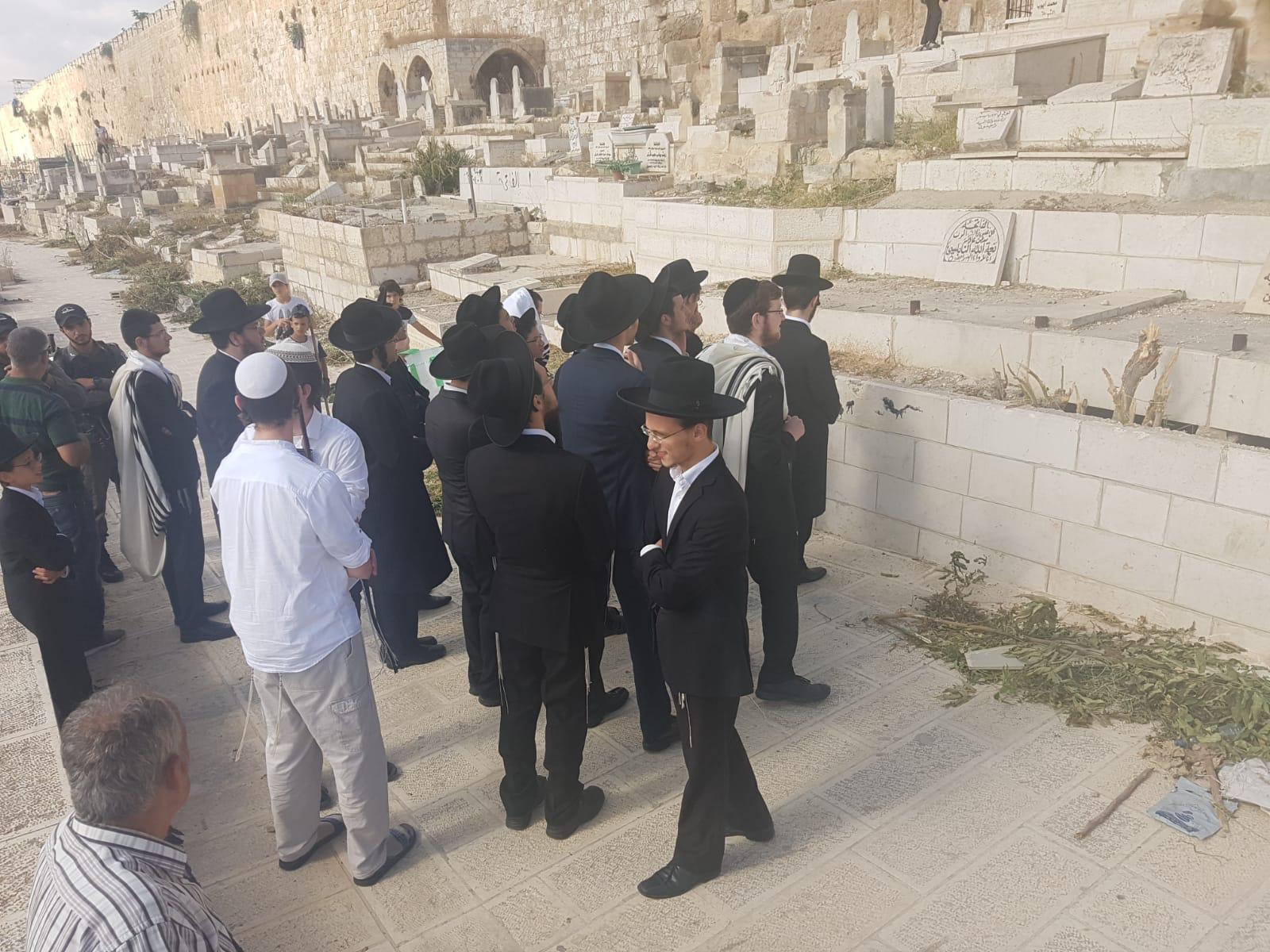 متزمتون يهود يحاولون أداء صلوات تلمودية في مقبرة باب الرحمة
