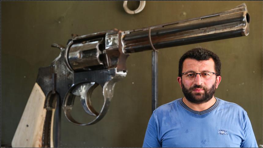 بطول 3 أمتار ووزن 100 كغ.. حداد تركي يصنع مسدسا عملاقا