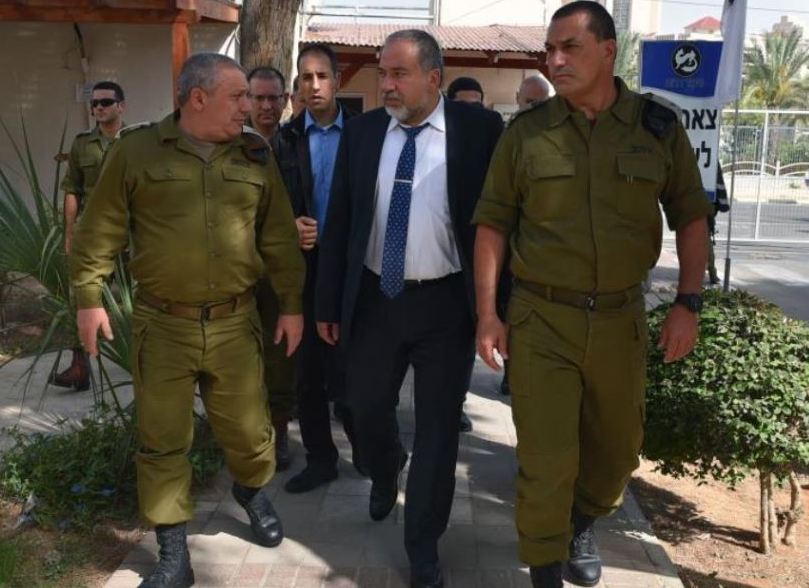 وزير إسرائيلي يتّهم ليبرمان بـالاستسلام لحماس
