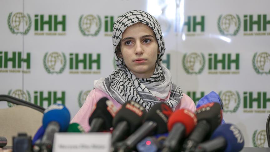 طفلة العلم الفلسطينية لمتظاهري غزة: لا تتراجعوا