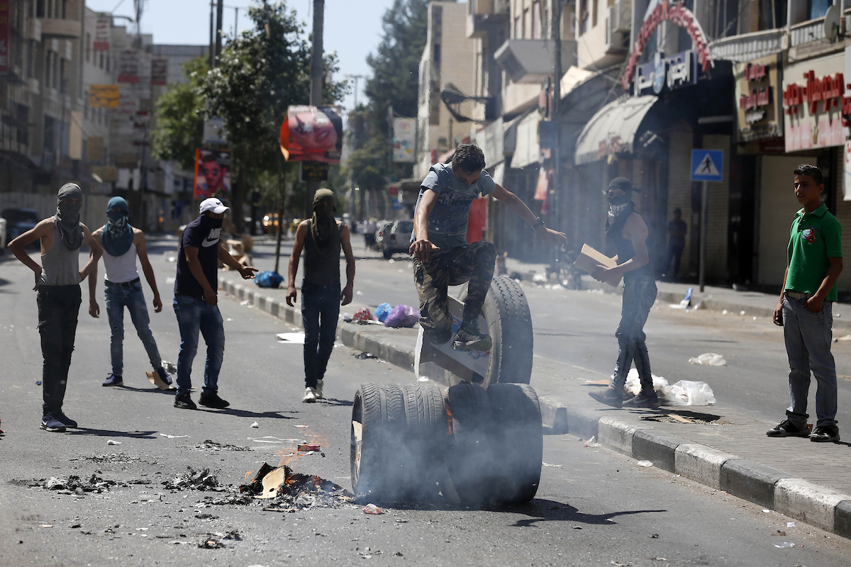 إصابة 10 مواطنين في مواجهات مع الاحتلال وسط الخليل
