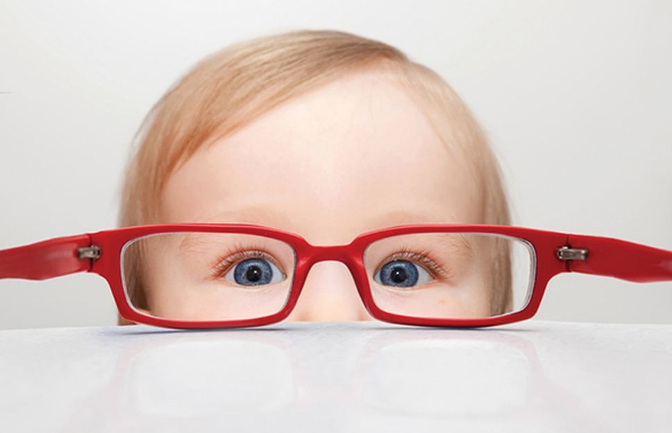 أعراض تنذر بمشاكل البصر لدى الأطفال.. تعرف إليها