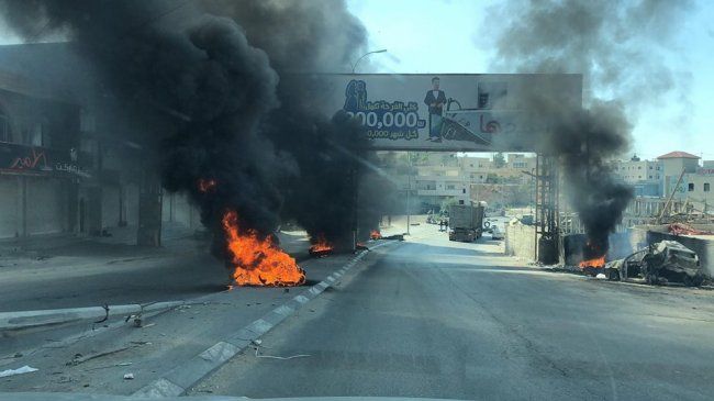 استمرار إغلاق طريق وادي النار احتجاجًا على مقتل شاب برصاص أجهزة السلطة
