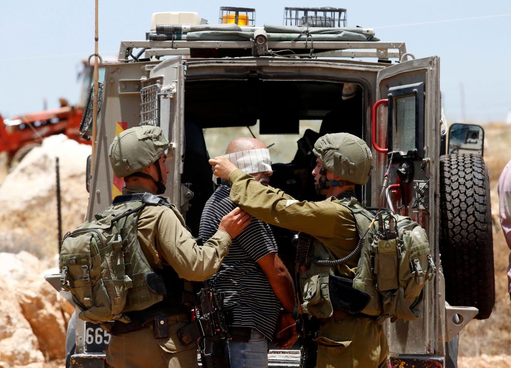 الاحتلال اعتقل 429 فلسطينيًّا في يوليو المنصرم