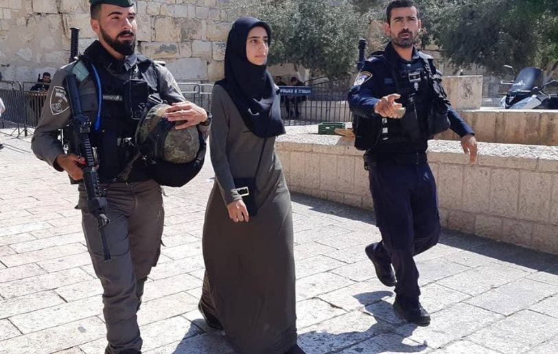اعتقال فلسطينية من الأقصى واستدعاء أخرى للتحقيق