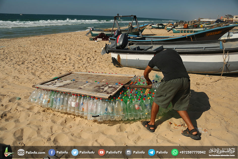 فلسطيني يتغلب على الحصار ويصنع قارب صيد من قنينات بلاستيكية