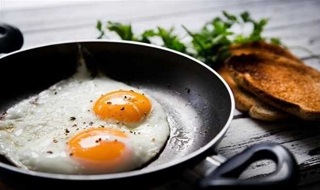 ماذا قالت دراسة حديثة عن أثر البيض على صحة القلب؟