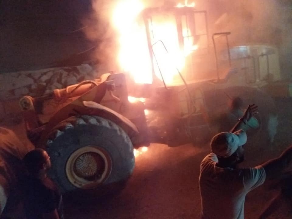 مستوطنون يحرقون جرافة جنوب نابلس
