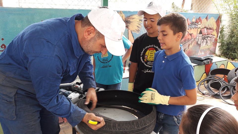 أيمن عبد ربه.. مبدعٌ فلسطينيّ جعل من النفايات مصدرًا للجمال