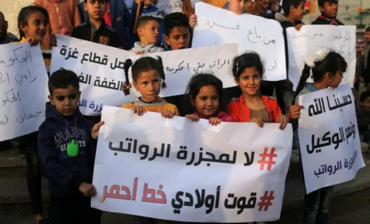 ناشطون يقدمون رسالة لملادينوف حول قطع عباس للرواتب