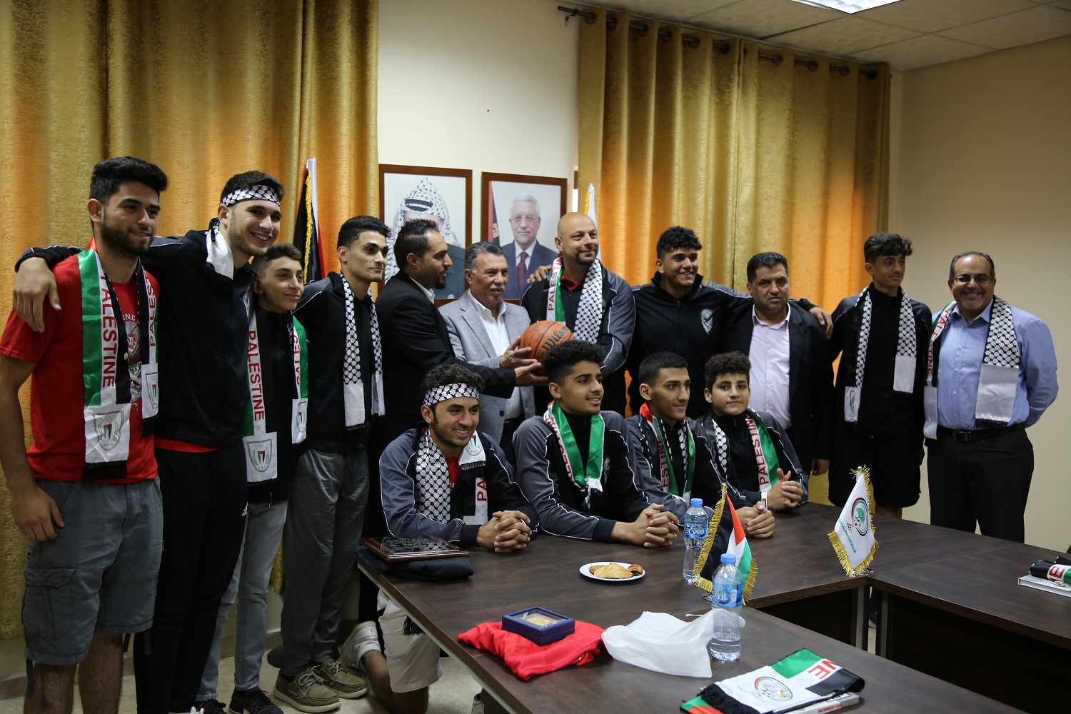 الوفد الفلسطيني الأمريكي يزور مقر الاتحاد الفلسطيني لكرة القدم