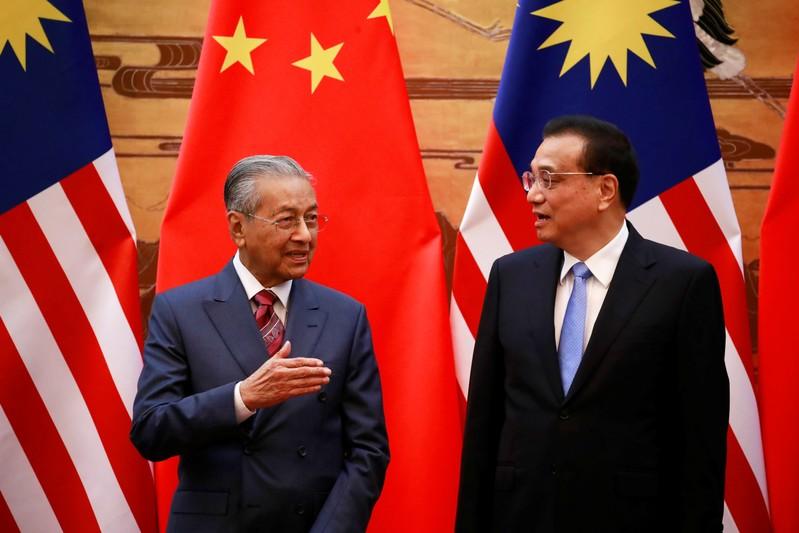 ماليزيا تطلب مساعدة الصين في حل أزماتها المالية
