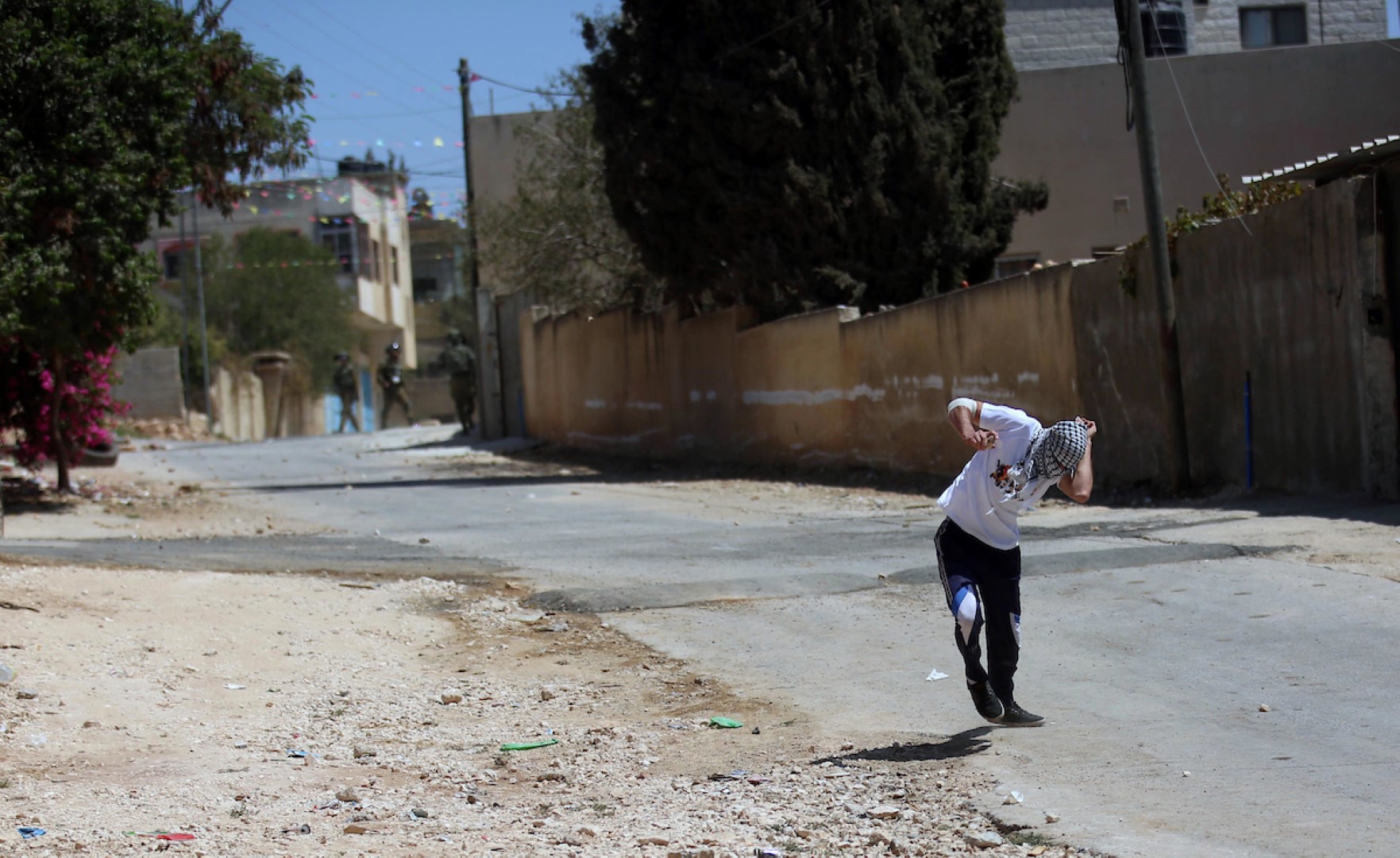 إصابة 15 مواطنًا منهم 3 صحفيين بمواجهات مع الاحتلال في الضفة