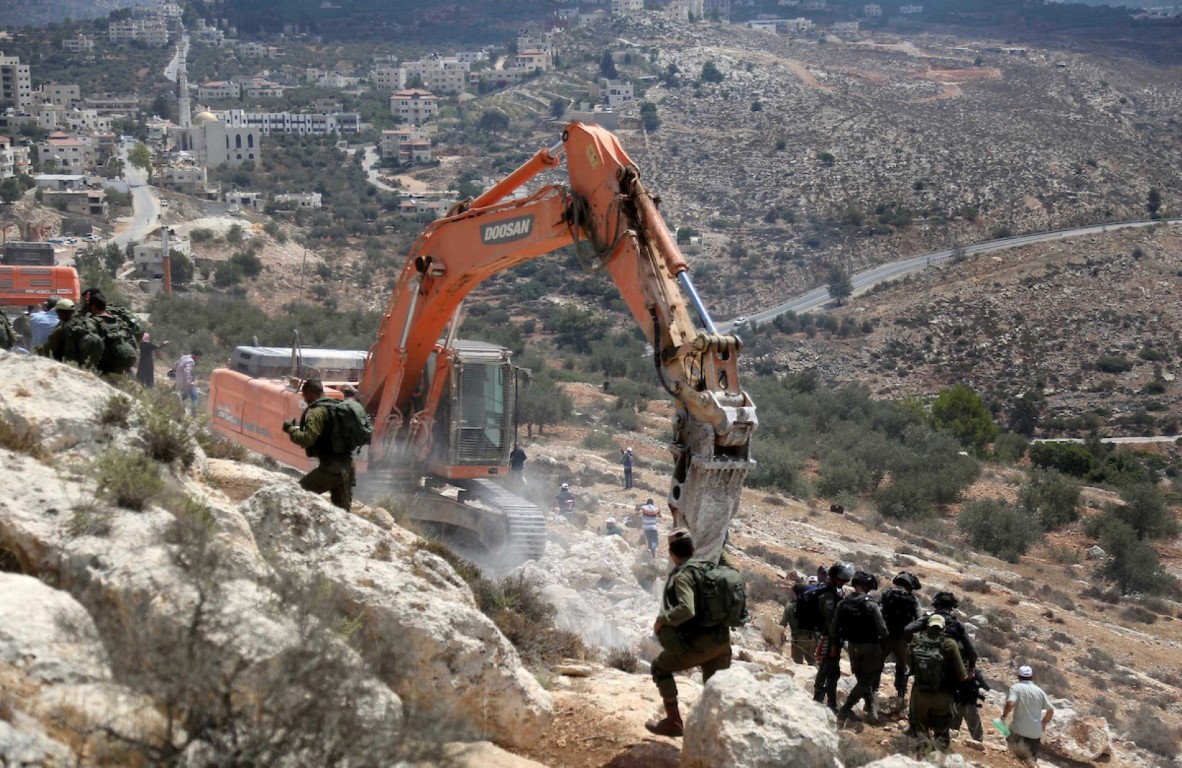 مستوطن يجرف أرضا لمواطنين شمال القدس المحتلة