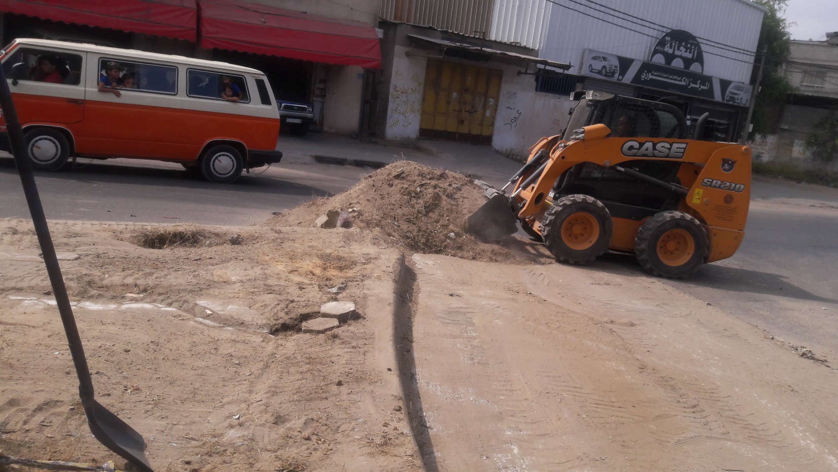 بلدية غزة تبدأ بإزالة الأتربة من الشوارع الرئيسة في المدينة