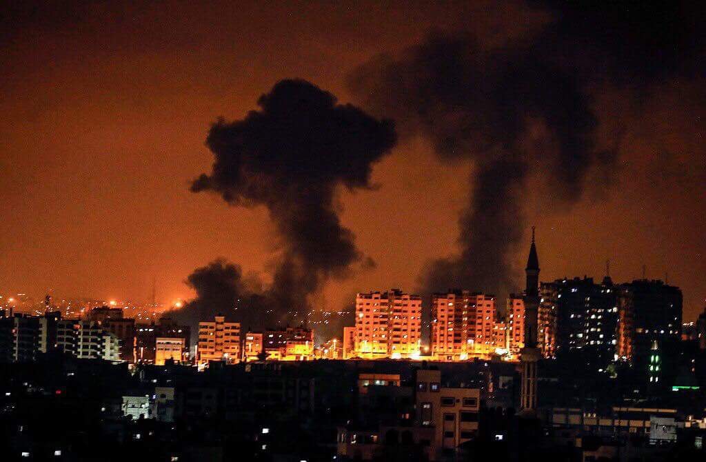 بعد ليلة عاصفة .. الاحتلال يقصف غزة مجددًا والمقاومة تردّ