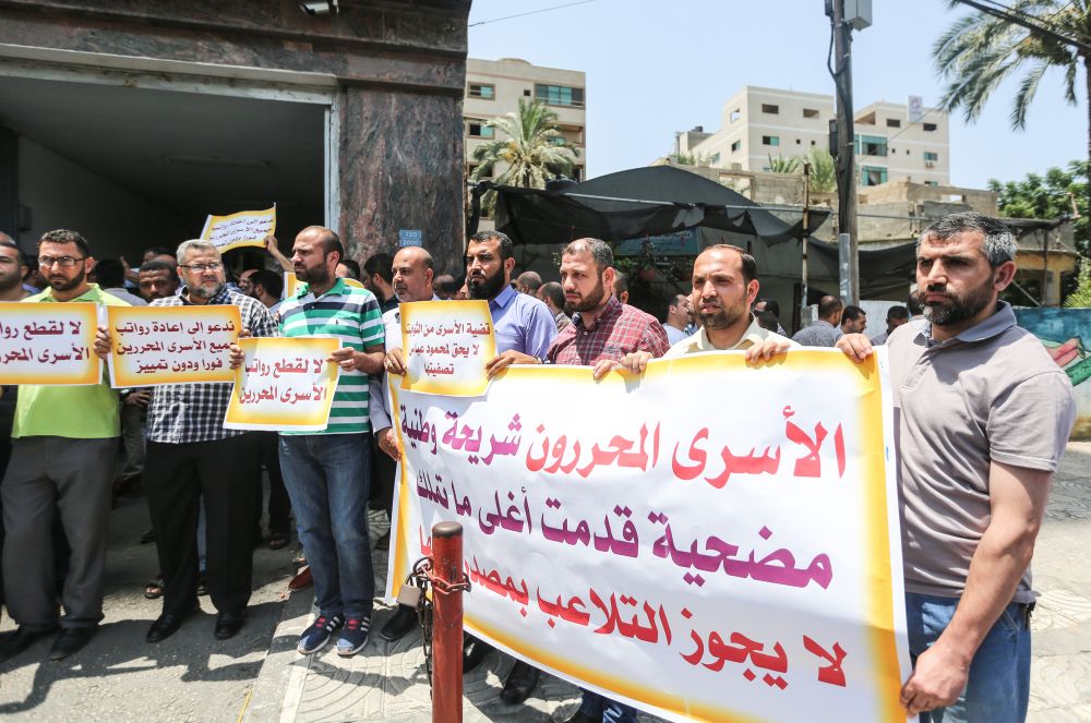 الأسرى المحررون يواصلون إضرابهم المفتوح عن الطعام لليوم الثاني