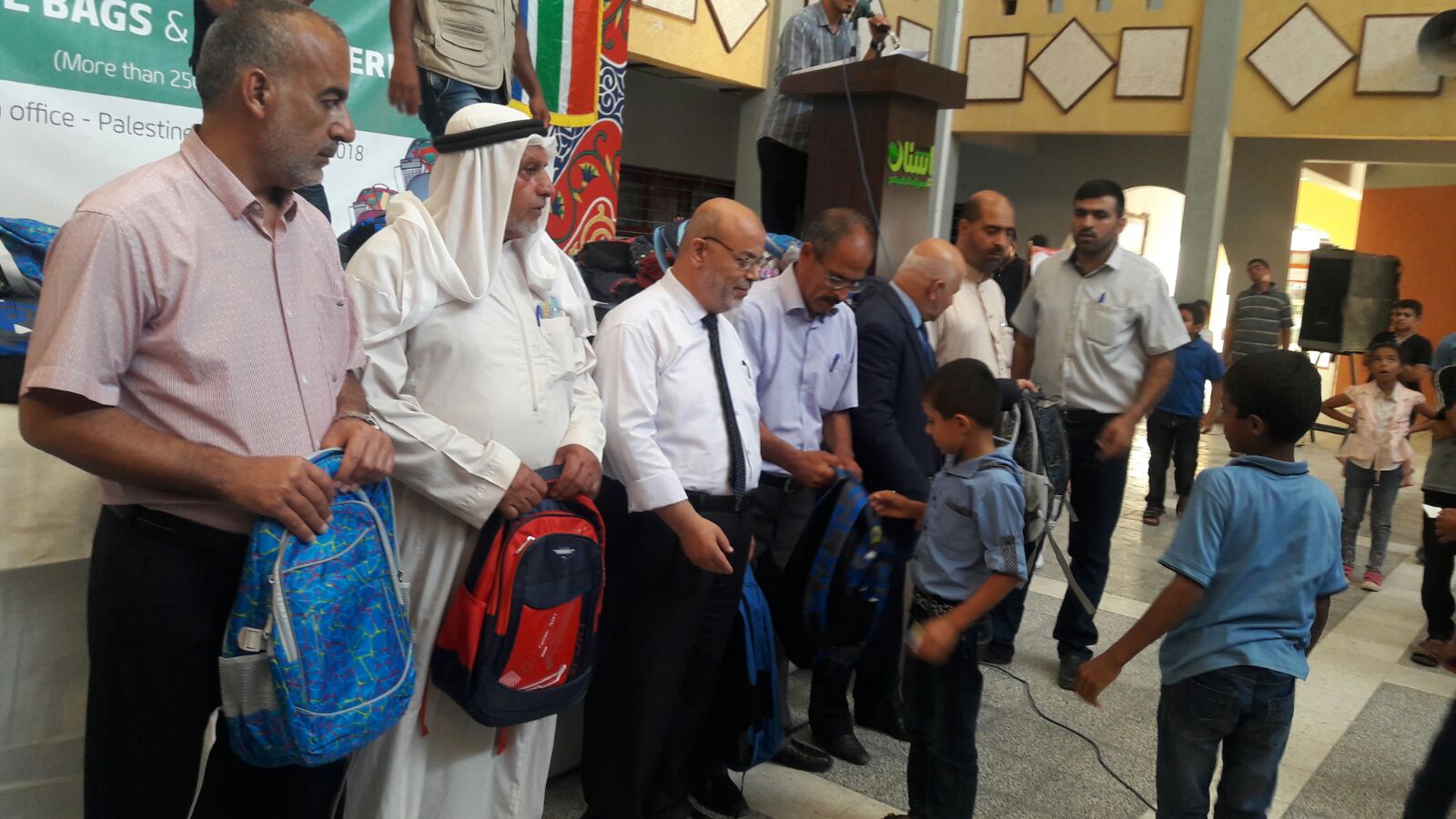 إطلاق مشروع دعم التعليم وتوزيع 2500 حقيبة مدرسية بخانيونس