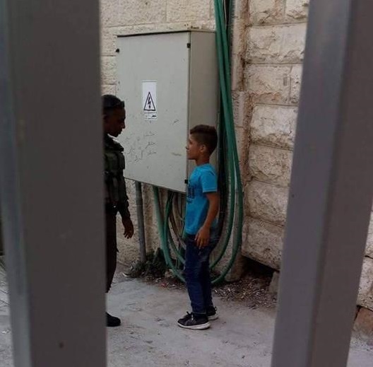 الاحتلال يعتقل طفلًا قرب الإبراهيمي بالخليل