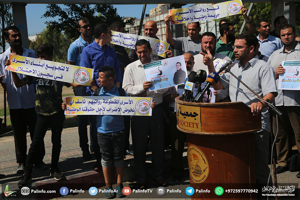 وقفة احتجاجية بغزة على إجراءات السلطة بحق الأسرى والمحررين