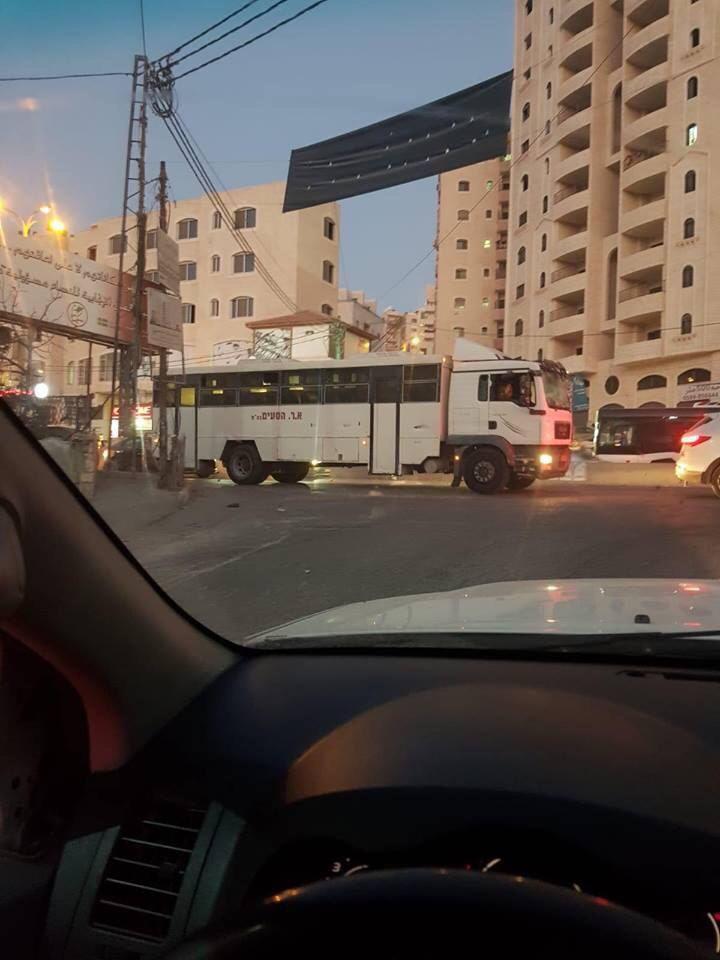 مواجهات  في قلنديا إثر دخول حافلة لقوات الاحتلال