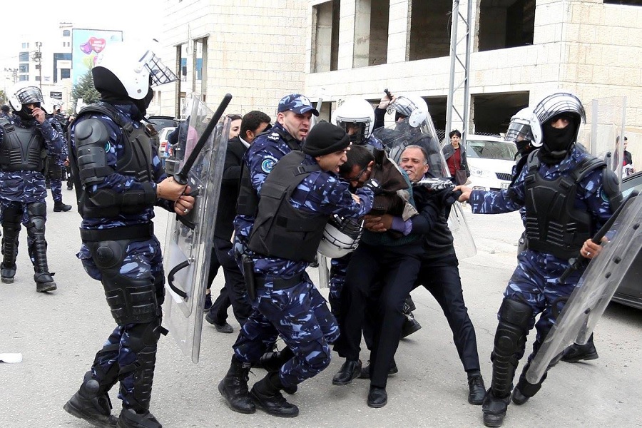 حماس تدين اعتداء أمن السلطة على الطلبة والصحفيين في الخليل