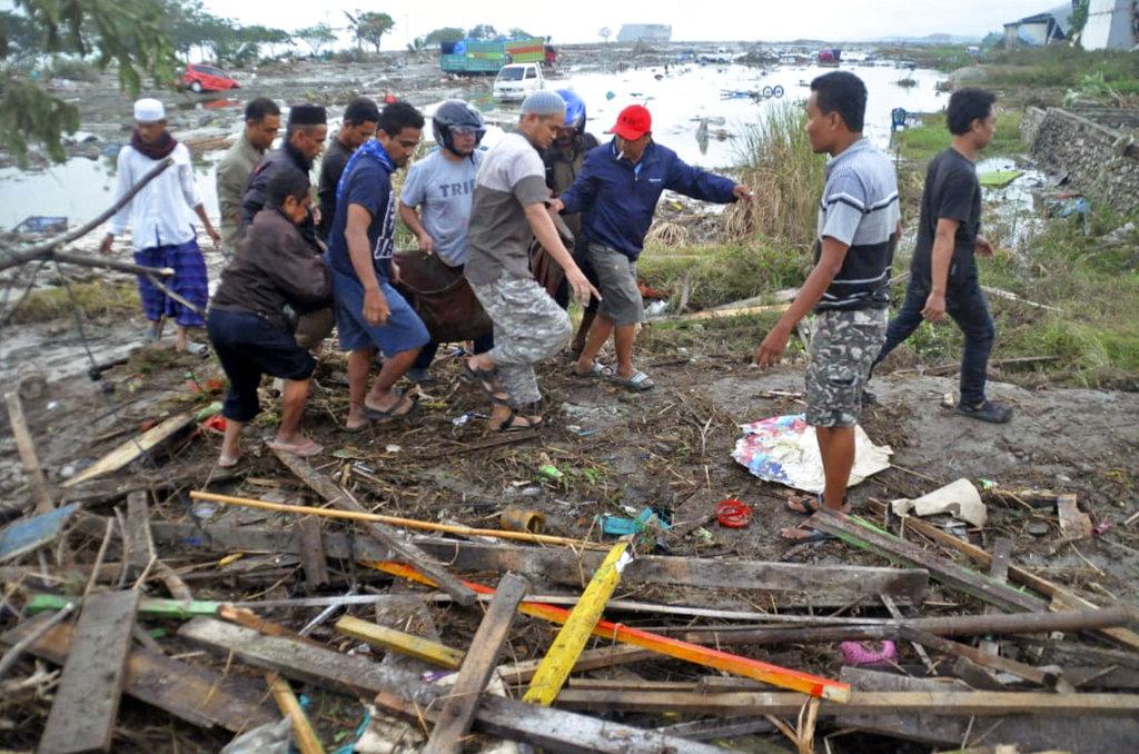 زلزالان جديدان جنوب إندونيسيا وضحايا تسونامي بارتفاع