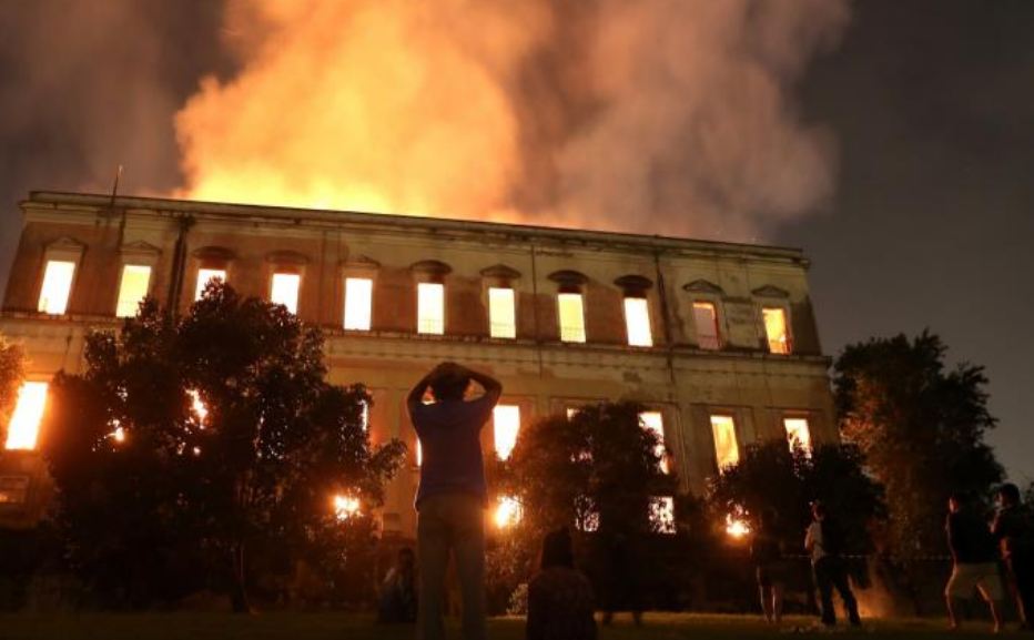 حريق يلتهم كنزًا عمره 200 عام بالبرازيل