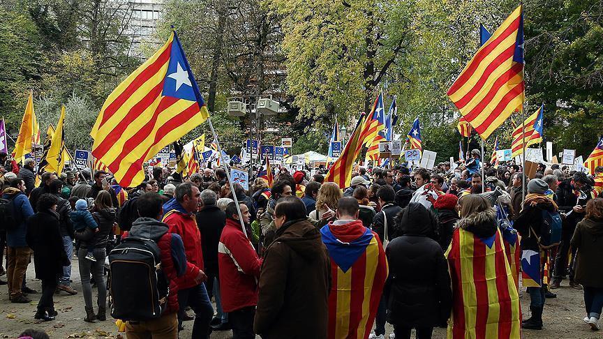 14 جريحا باشتباكات في برشلونة بين رافضي ومؤيدي انفصال كتالونيا