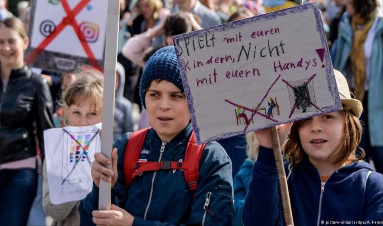 احتجاج غريب لأطفال ألمانيين على انشغال آبائهم بالهواتف