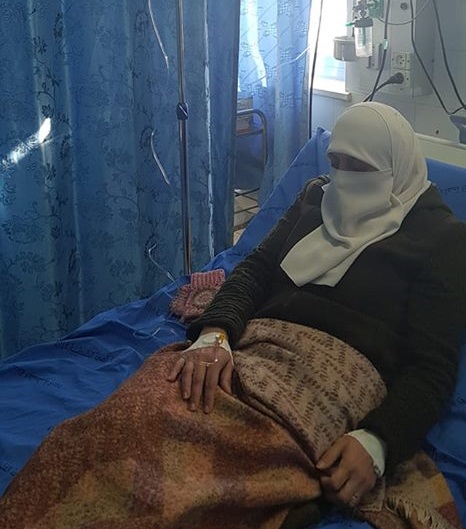 نقل والدة معتقل سياسي للمستشفى بعد تردي صحتها لإضرابها