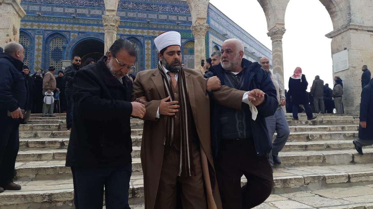 شرطة الاحتلال تعتدي بالضرب على مدير المسجد الأقصى