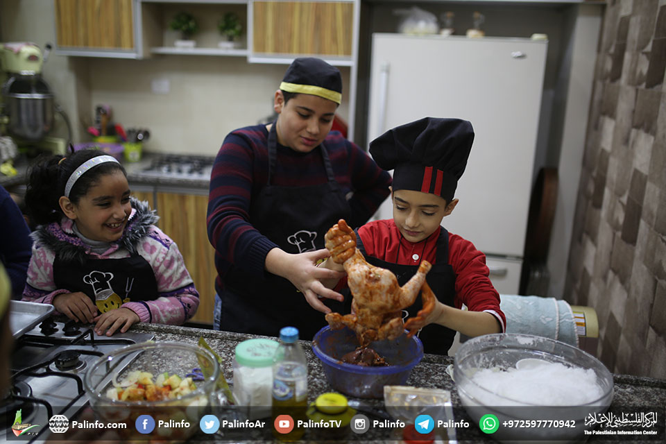 أطفال يتعلمون فن الطهي في مركز مختص لتعليم الأطفال بغزة