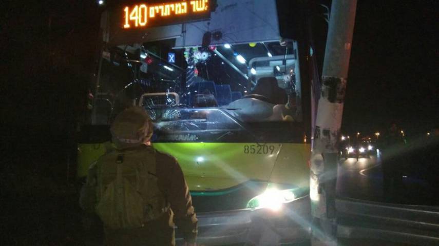 إصابة مستوطن بإطلاق مقاومين النار صوب حافلة إسرائيلية بالبيرة