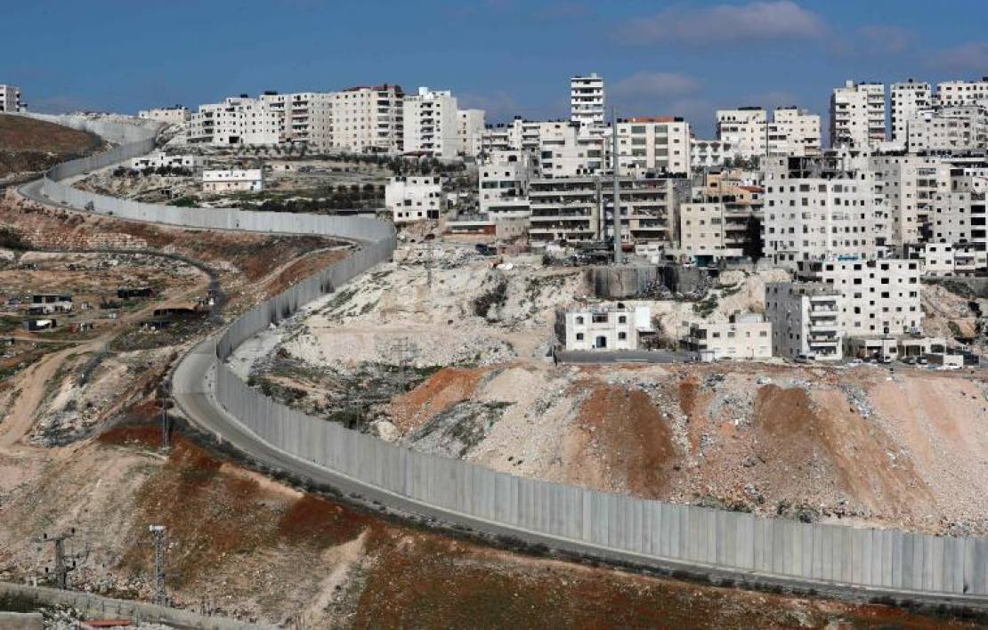 أحدث تجليات عنصرية إسرائيل .. جدار فاصل يقسم شوارع الضفة