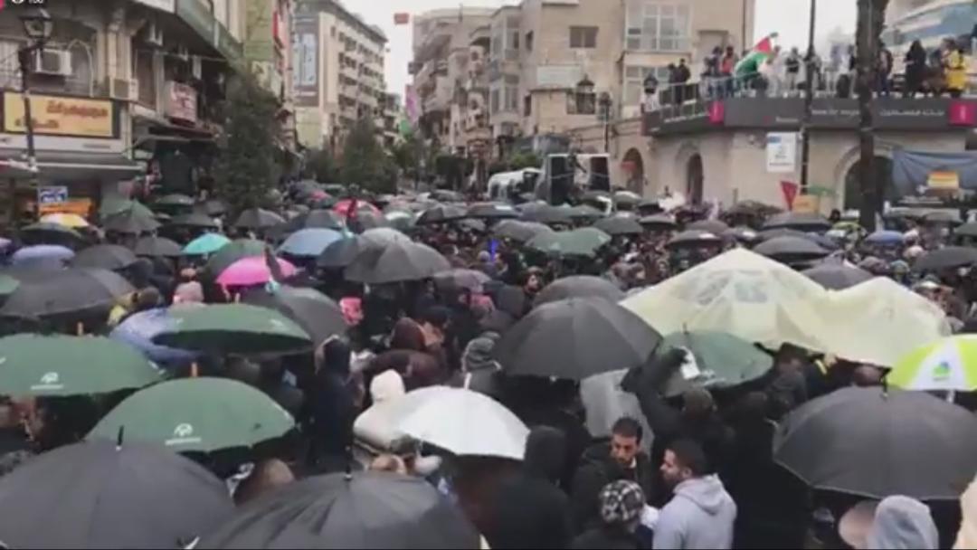 الآلاف يتظاهرون وسط رام الله لإسقاط قانون الضمان الاجتماعي
