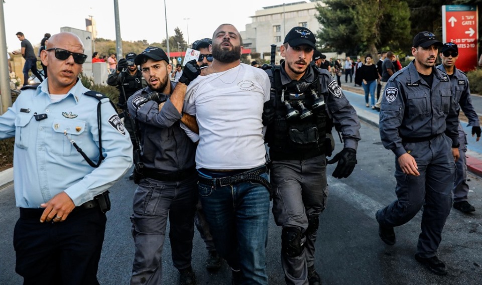 الاحتلال يعتقل 10 فلسطينيين من بلدة عرعرة بأراضي 48