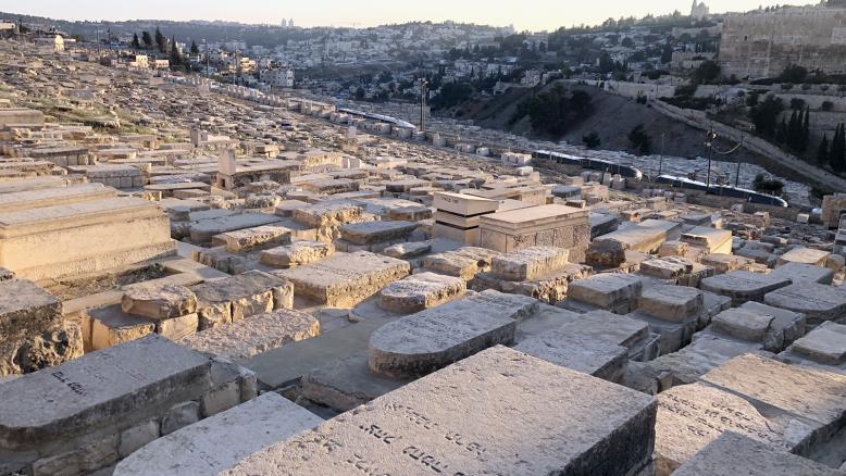 مقابر يهودية وهمية تحاصر الأقصى وتدر الملايين