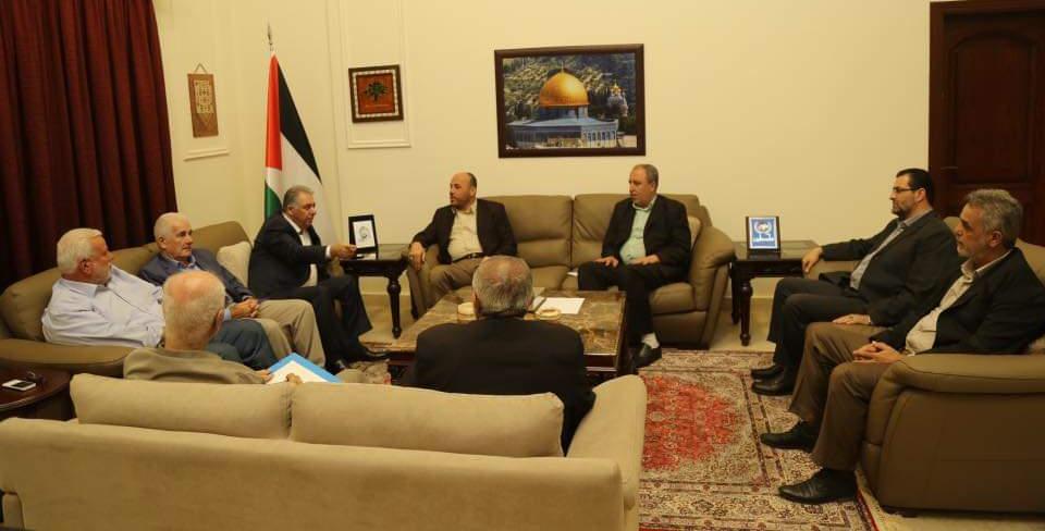 حماس تلتقي السفير دبور وقيادة فتح في لبنان لتعزيز العمل المشترك